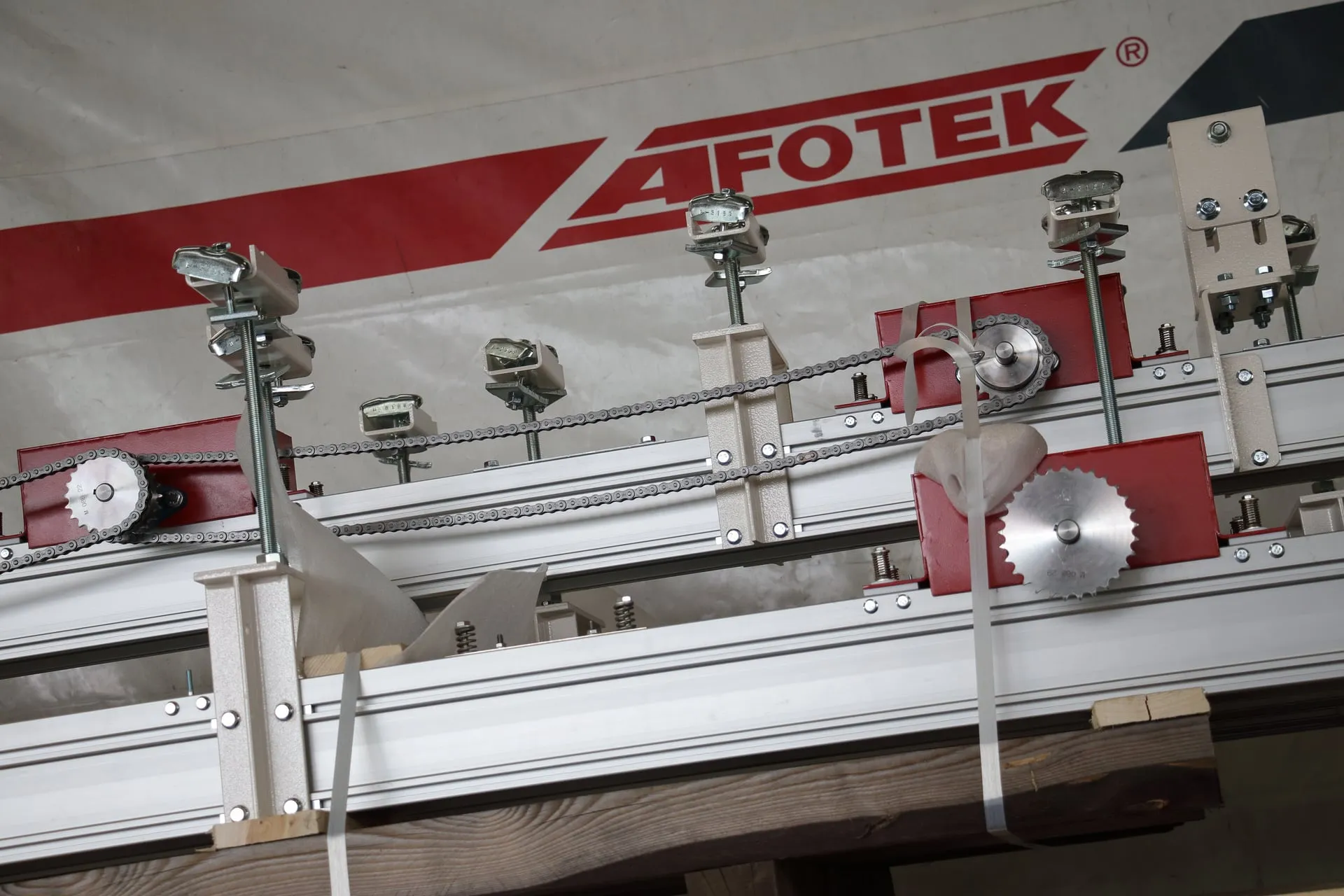 Anlagenteile in der Vormontage vor einem AFOTEK-Banner