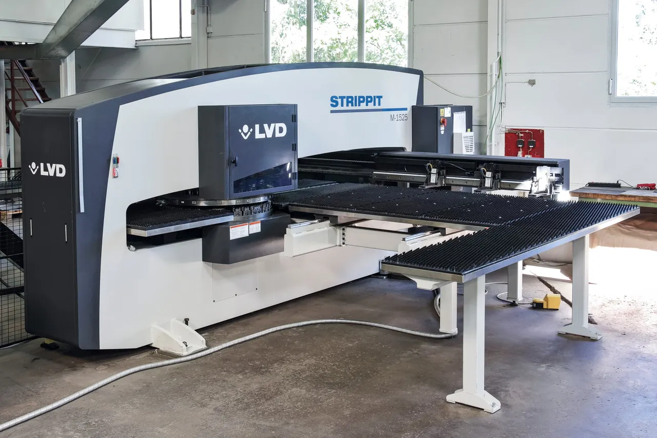 CNC-Revolverstanzmaschine LVD Strippit M-1525 in der Fertigungshalle